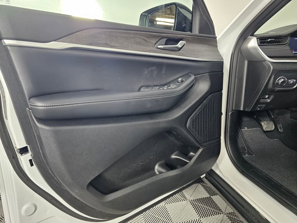 New 2026 Jeep Grand Cherokee Altitude image 17