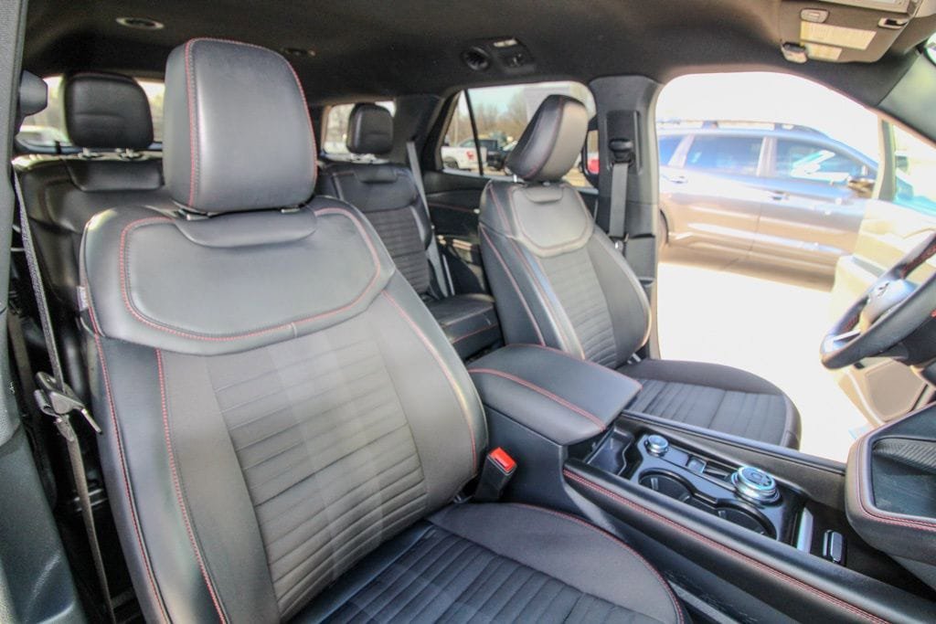 Used 2025 Ford Explorer ST-Line w/ ST-Line Street Pack image 19