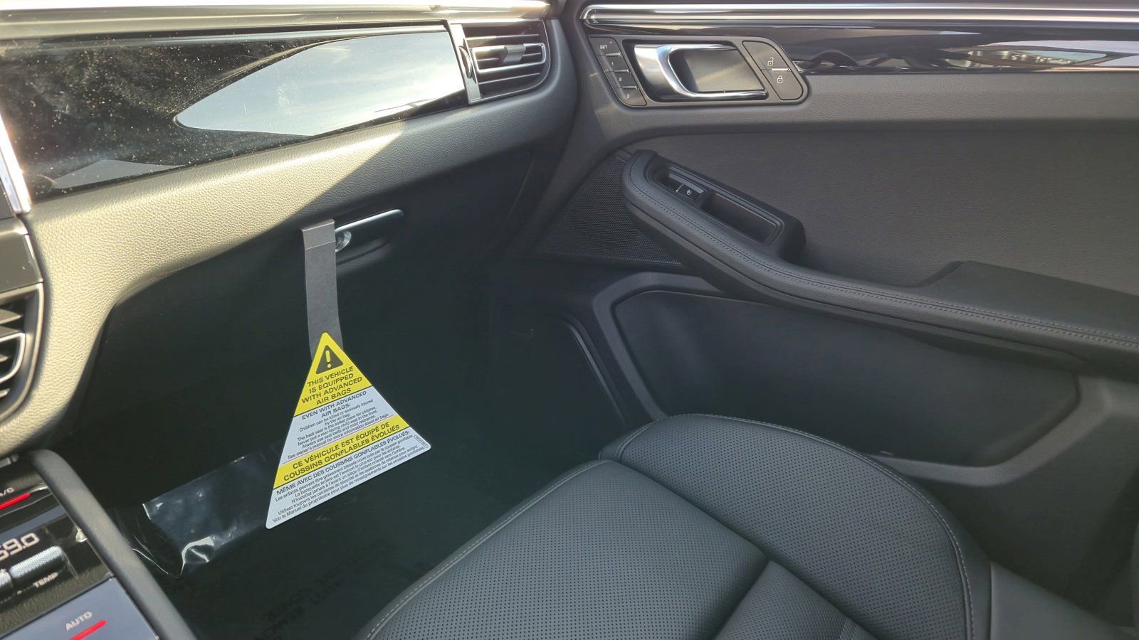 Certified 2025 Porsche Macan image 15