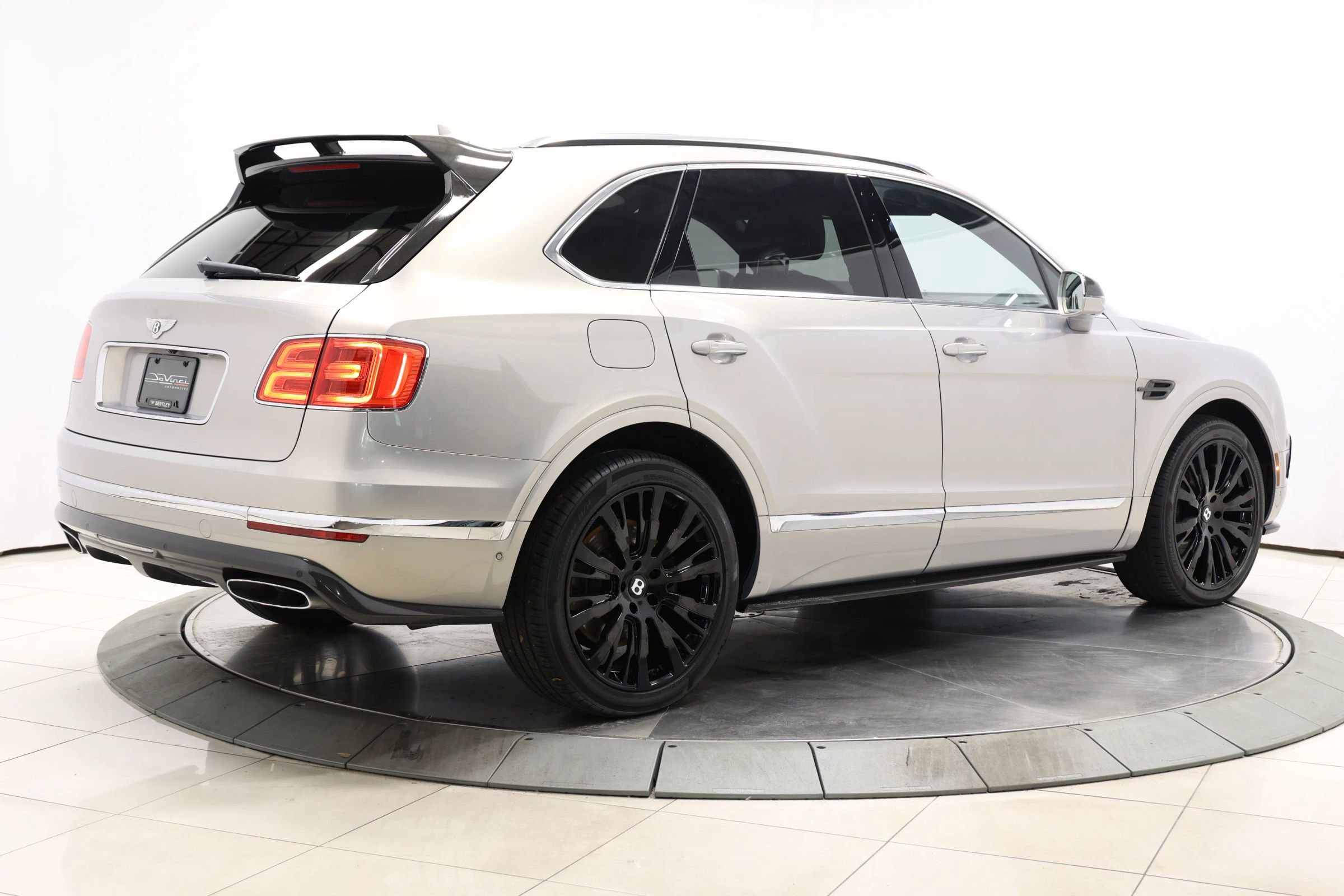 Used 2017 Bentley Bentayga image 4