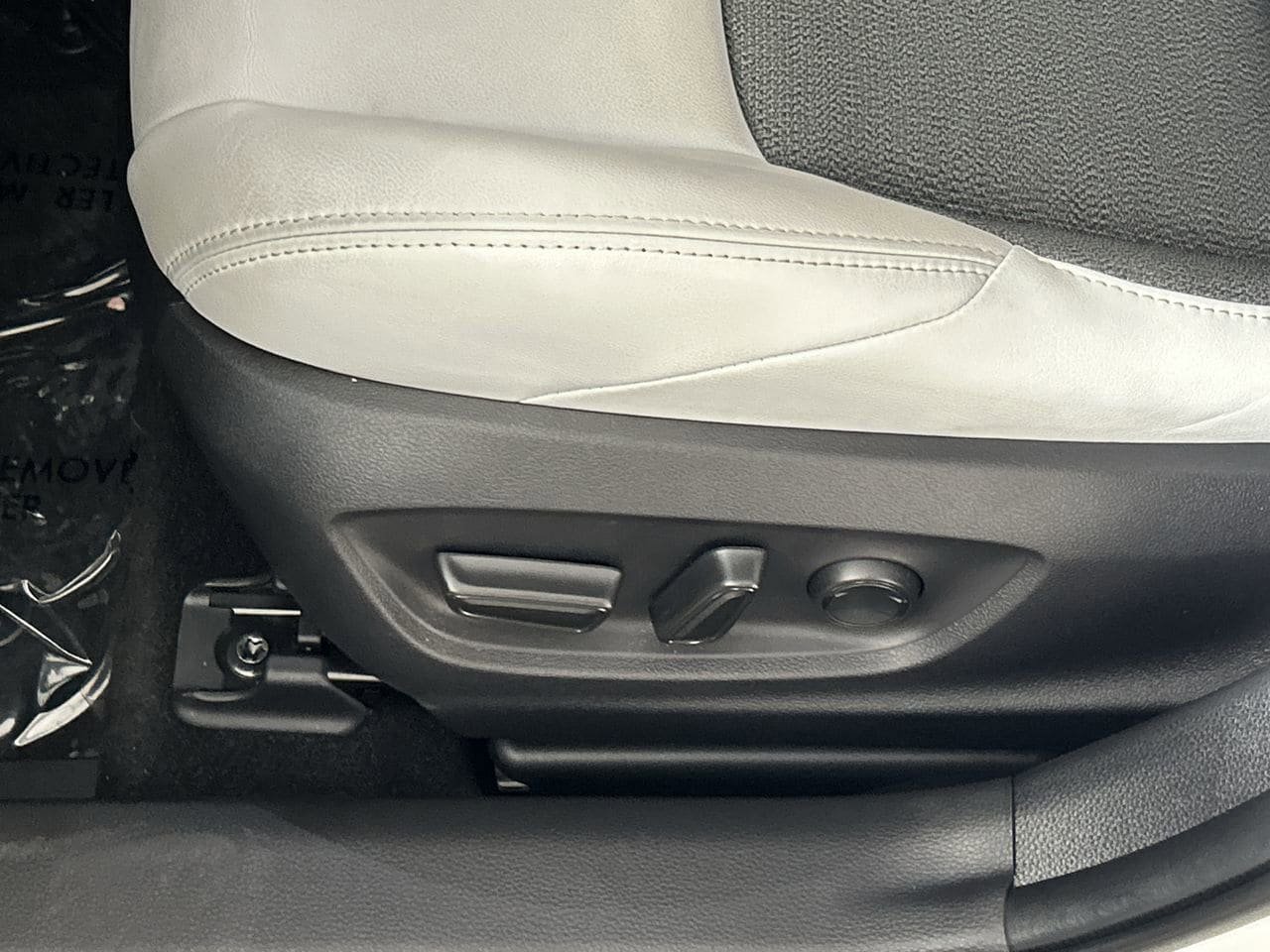 Used 2025 Toyota Corolla XSE FWD image 19