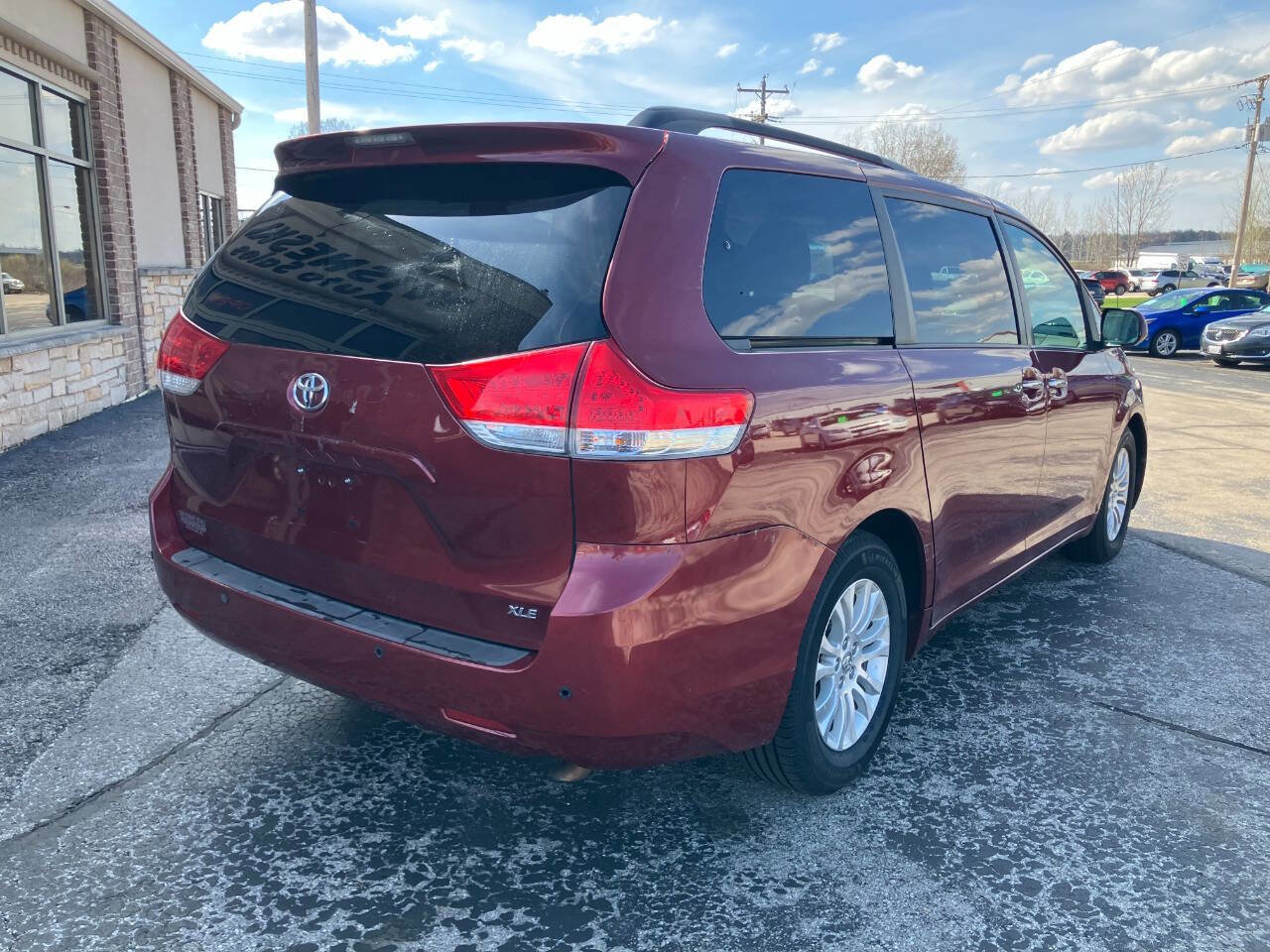 Used 2012 Toyota Sienna XLE FWD image 3