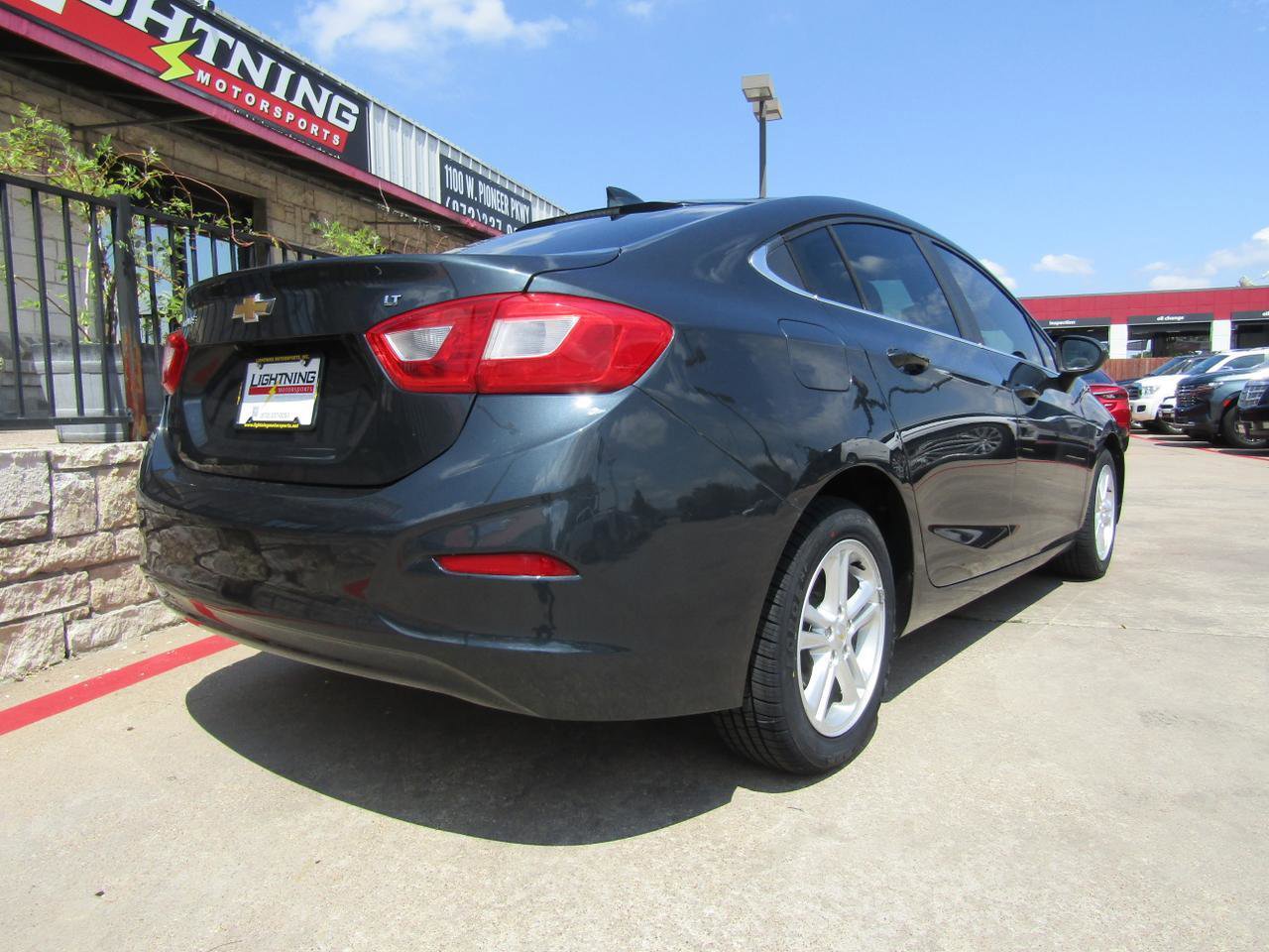 Used 2017 Chevrolet Cruze LT FWD image 4