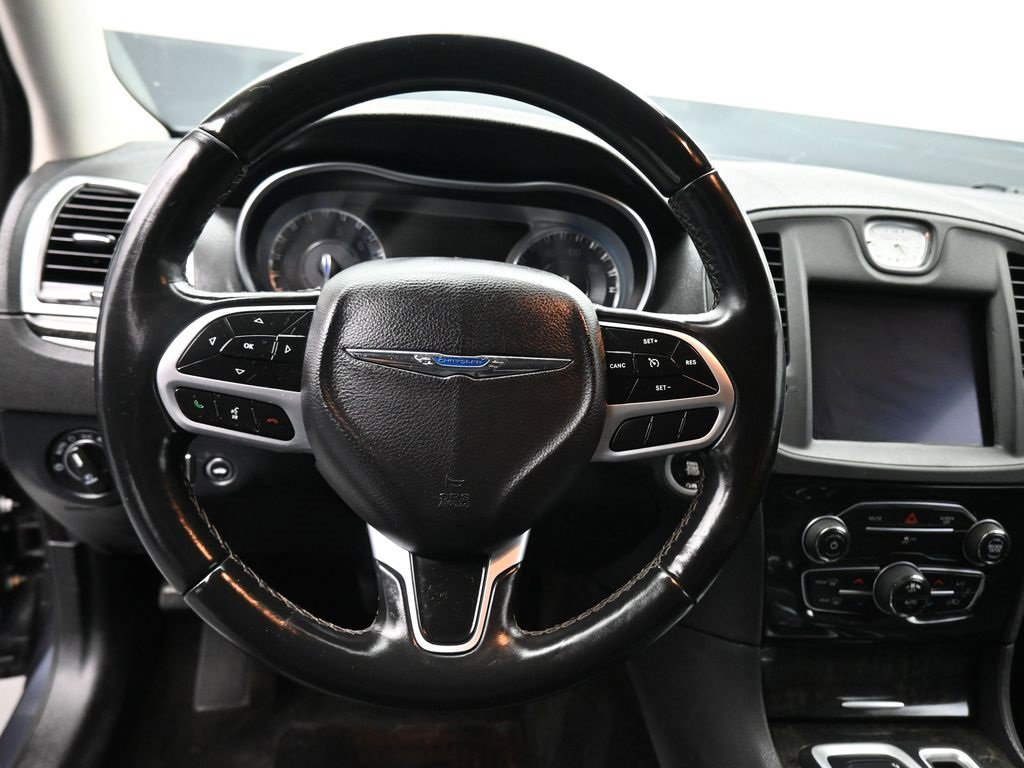 Used 2018 Chrysler 300 Limited image 14