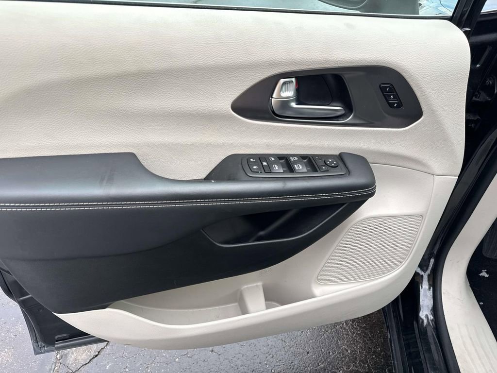 Used 2023 Chrysler Pacifica Touring-L image 12