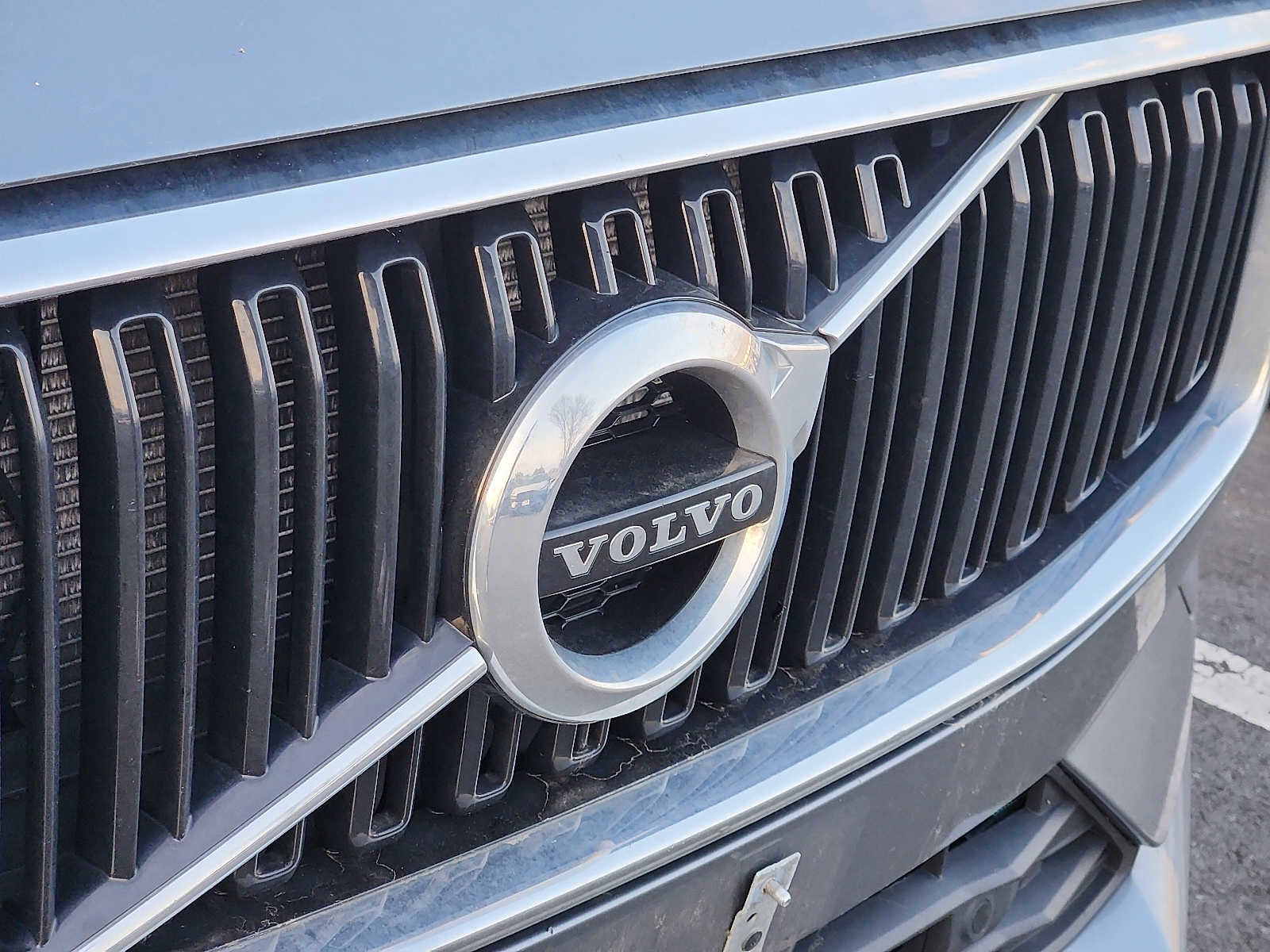 Used 2020 Volvo XC60 T5 Momentum w/ Protection Package Premier image 4