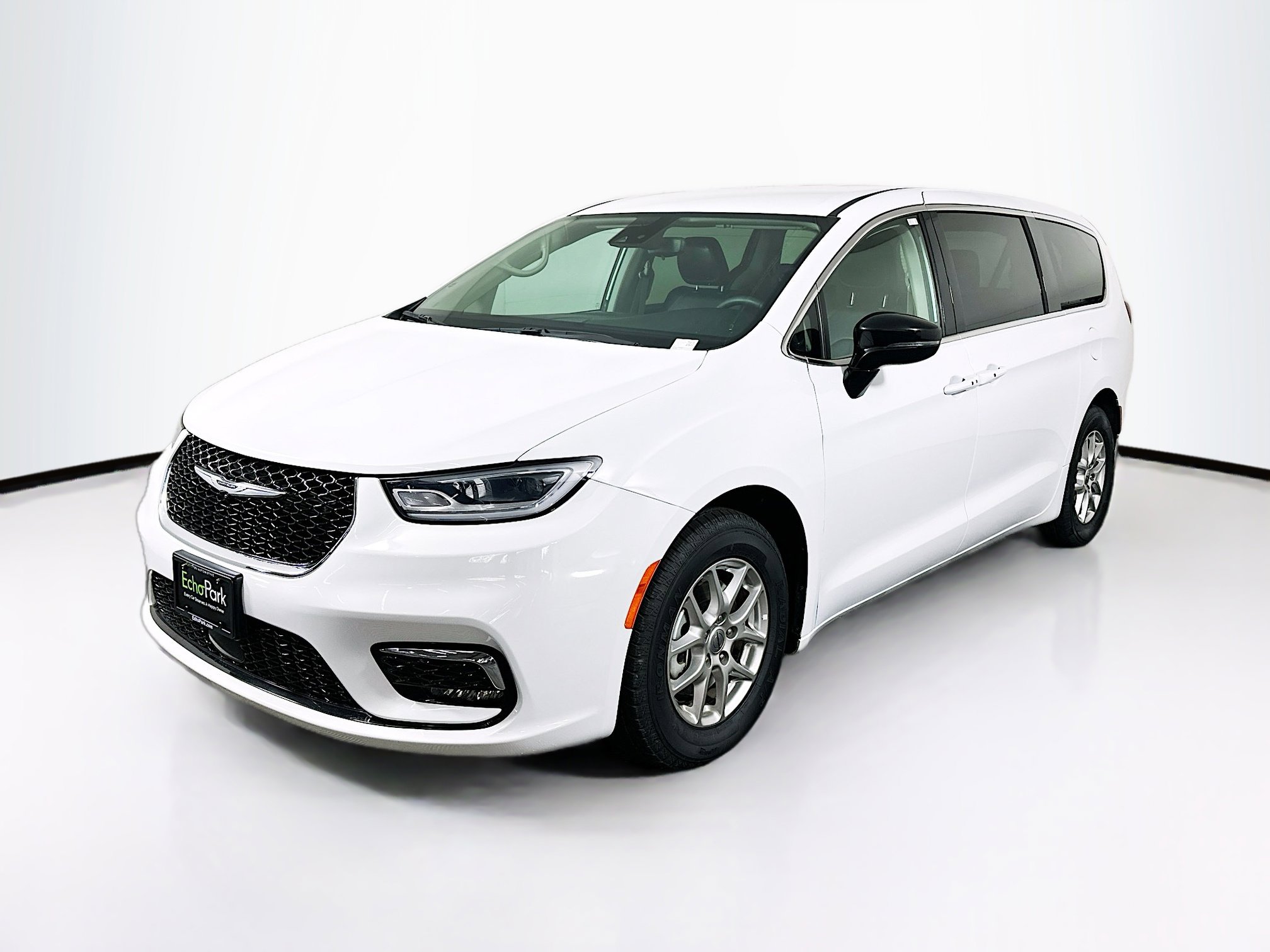 Used 2024 Chrysler Pacifica Touring-L FWD image 3