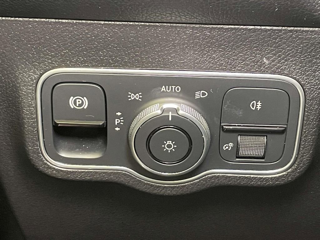 Used 2025 Mercedes-Benz GLB 35 AMG 4MATIC image 37