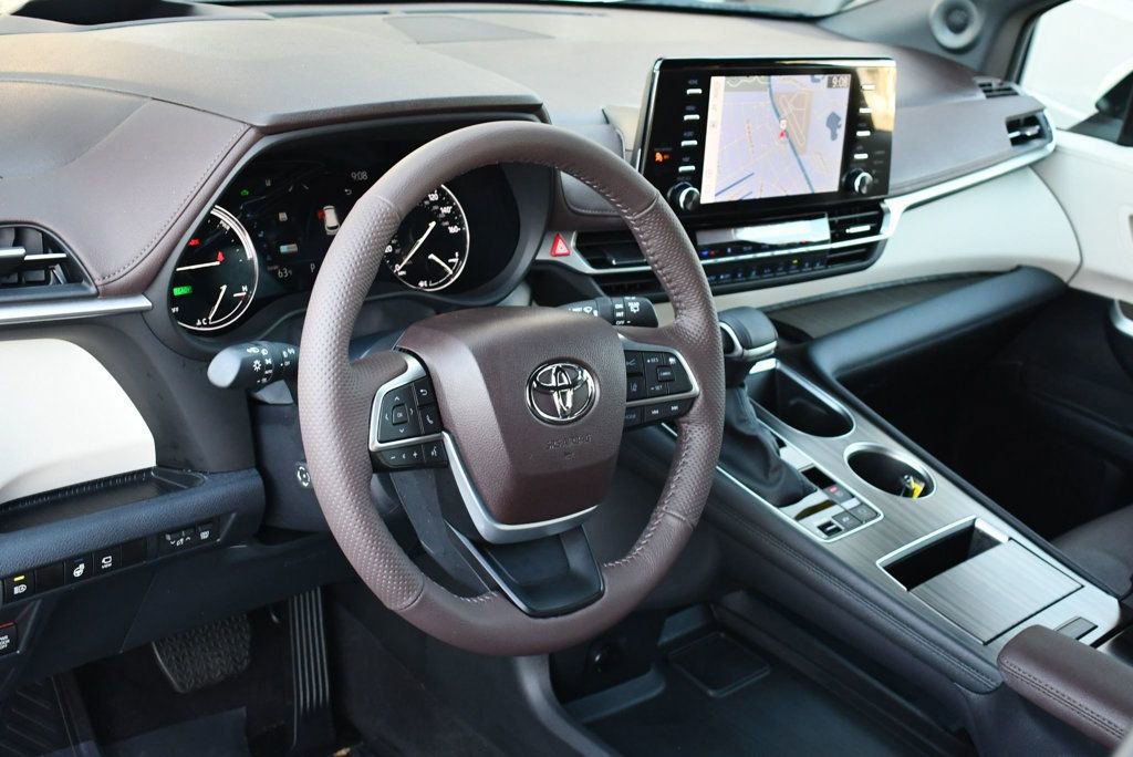 Used 2024 Toyota Sienna Platinum image 15
