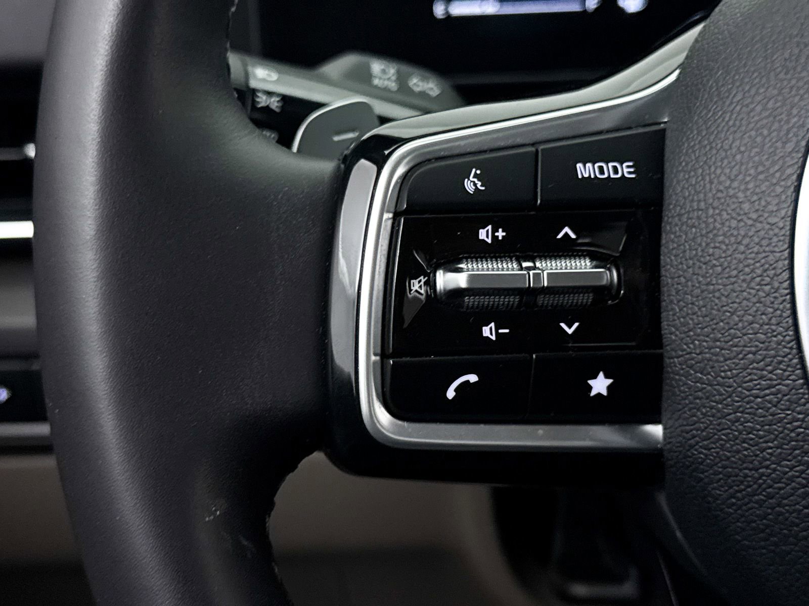 Used 2025 Kia Carnival EX image 34