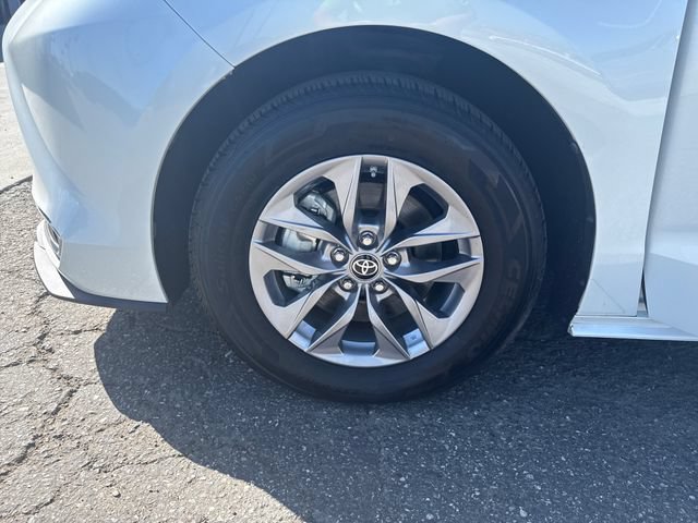 Used 2023 Toyota Sienna XLE FWD image 20