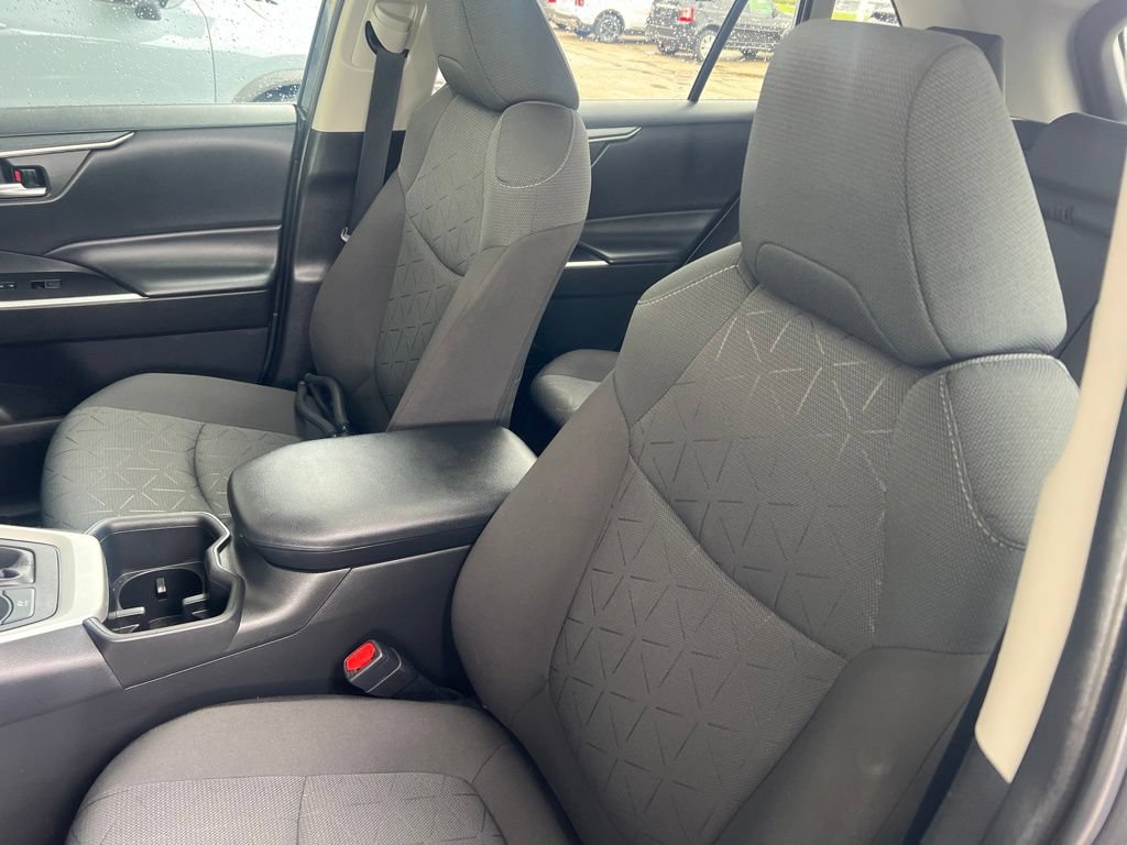Used 2022 Toyota RAV4 XLE w/ Convenience Package AWD/4WD image 5