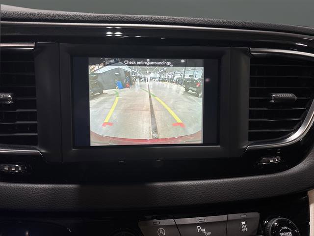 Used 2020 Chrysler Pacifica Touring-L image 25