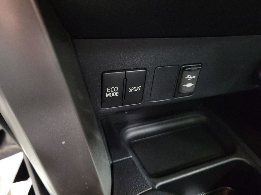 Used 2018 Toyota RAV4 LE image 15