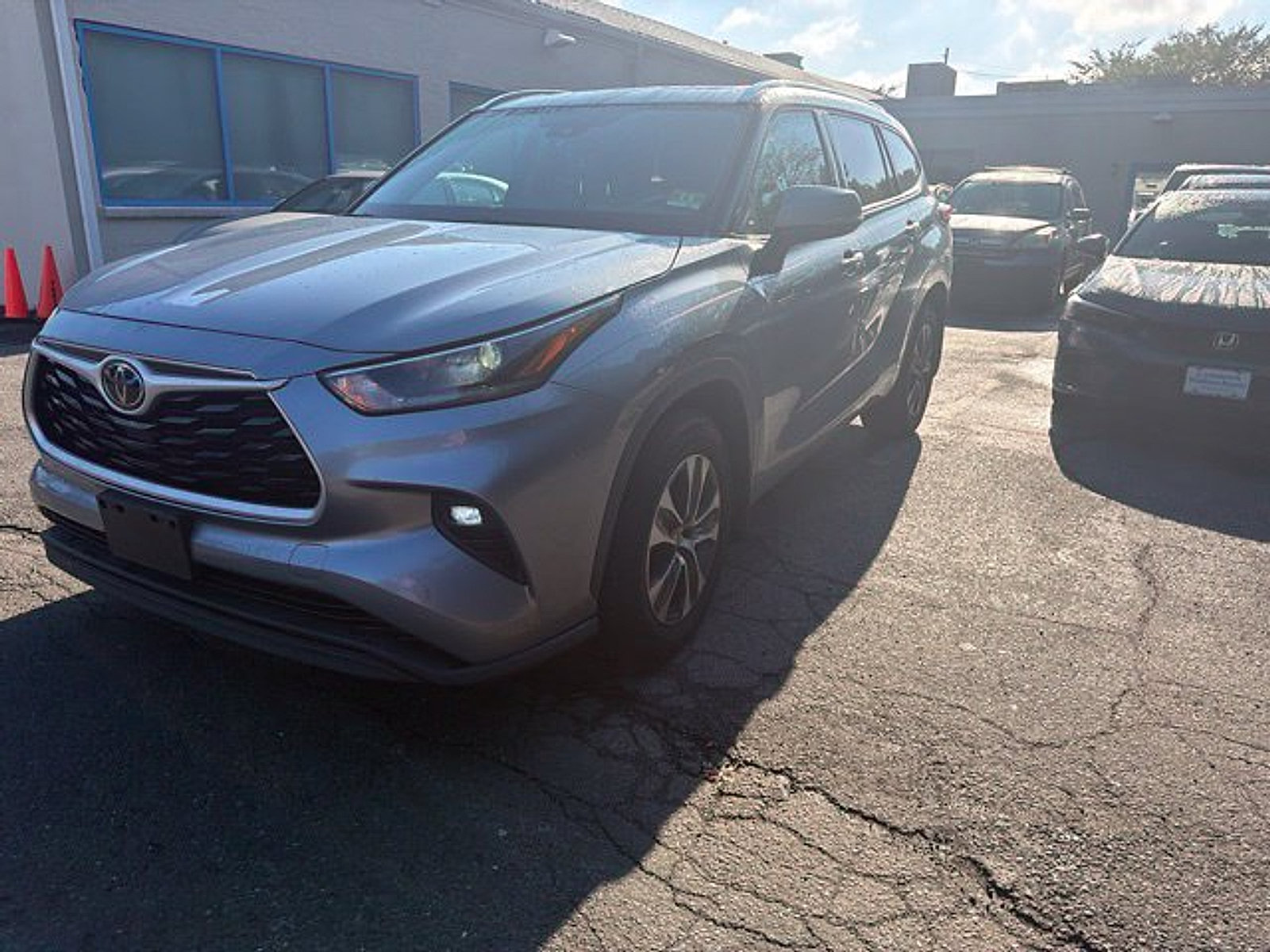 Used 2021 Toyota Highlander XLE AWD/4WD image 3