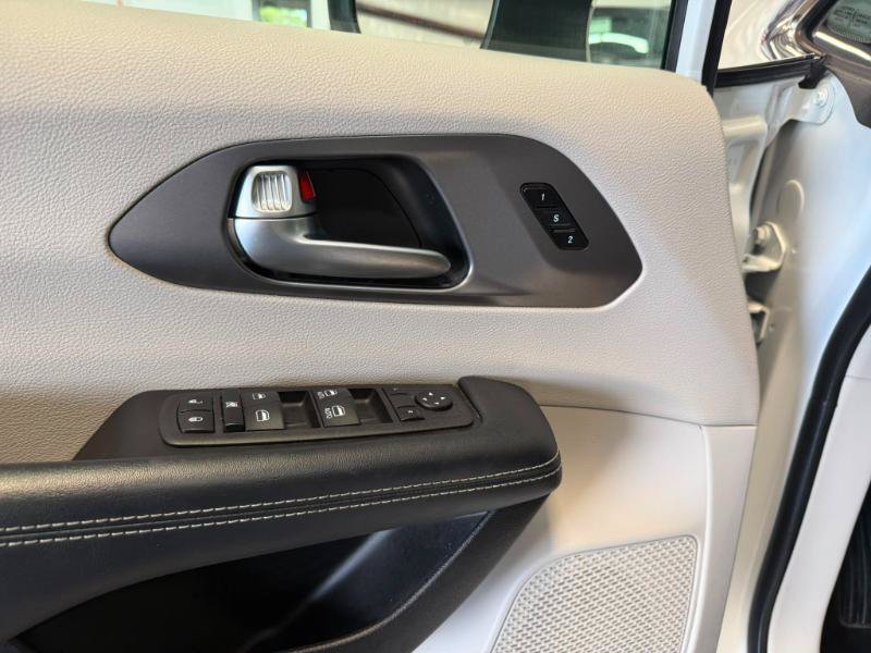 Used 2023 Chrysler Pacifica Touring-L FWD image 26