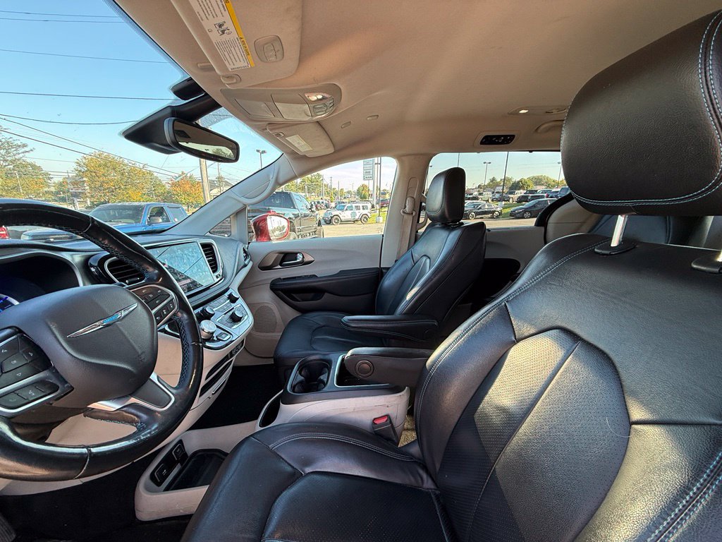 Used 2021 Chrysler Pacifica Touring-L FWD image 12