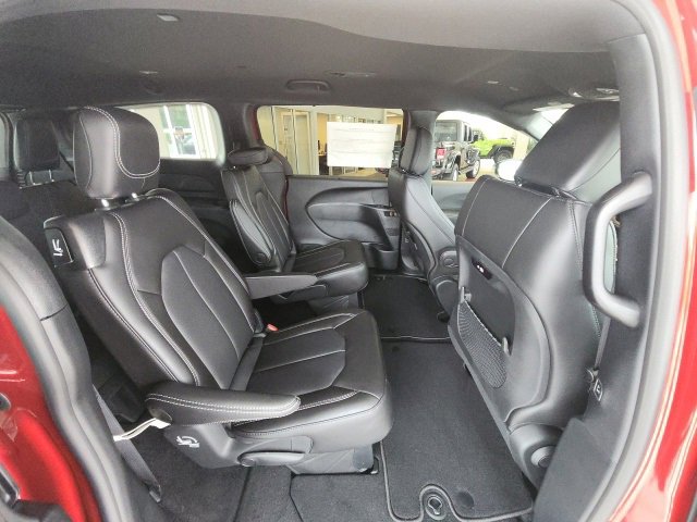 New 2026 Chrysler Pacifica Select image 13