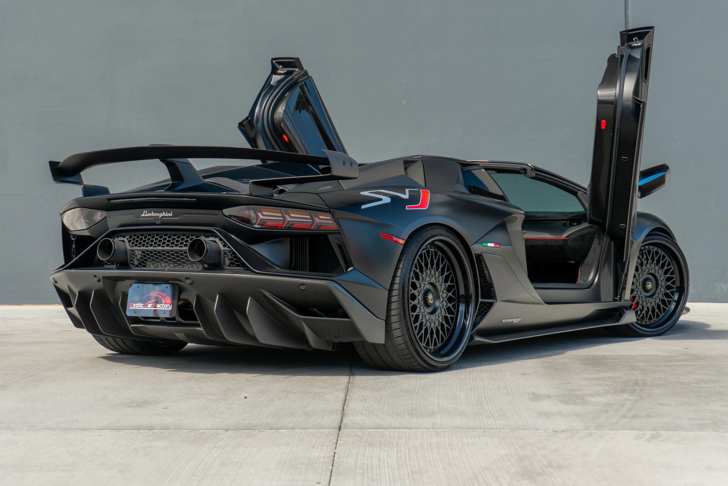 Used 2020 Lamborghini Aventador SVJ AWD/4WD image 9