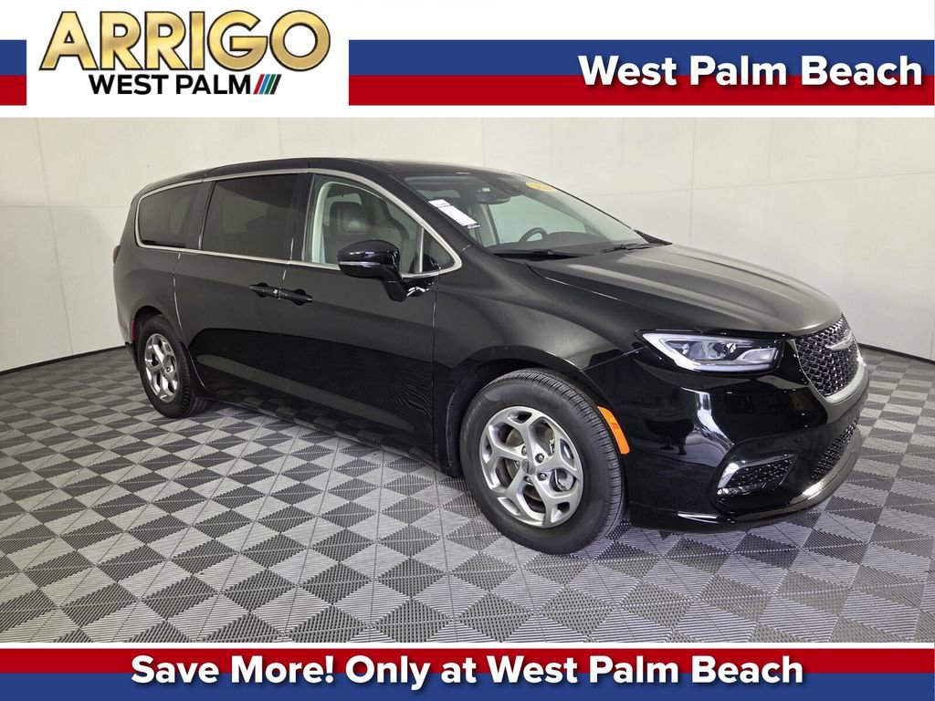 Used 2024 Chrysler Pacifica Limited w/ Trailer Tow Group FWD image 1