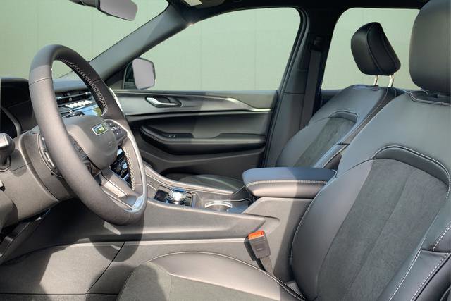 New 2025 Jeep Grand Cherokee Altitude image 19