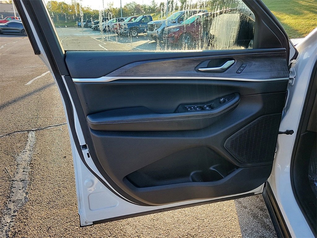 Used 2023 Jeep Grand Cherokee Limited image 18