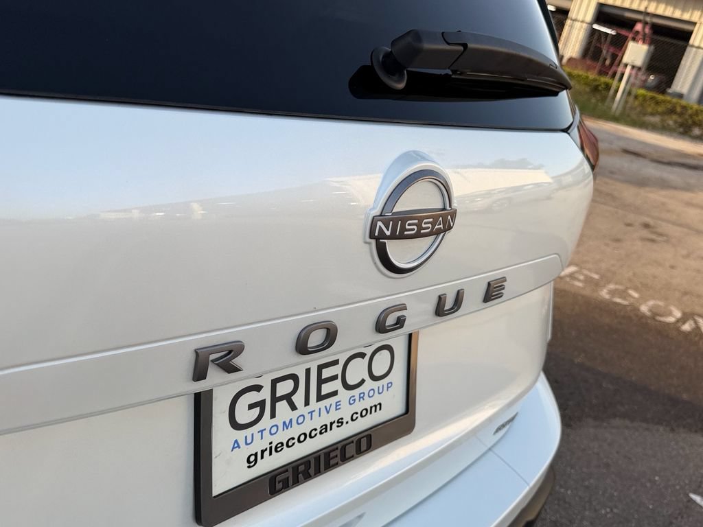 Used 2025 Nissan Rogue S FWD image 14