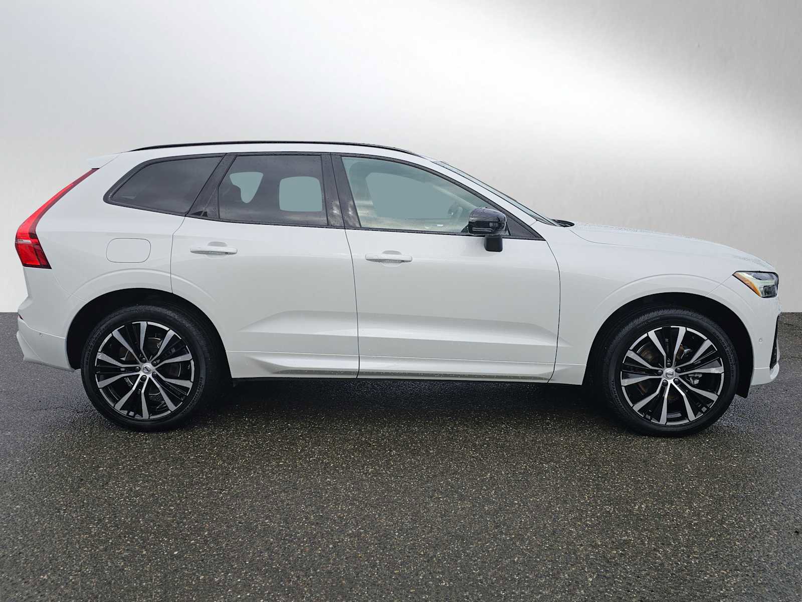 Certified 2025 Volvo XC60 B5 Plus AWD/4WD image 3