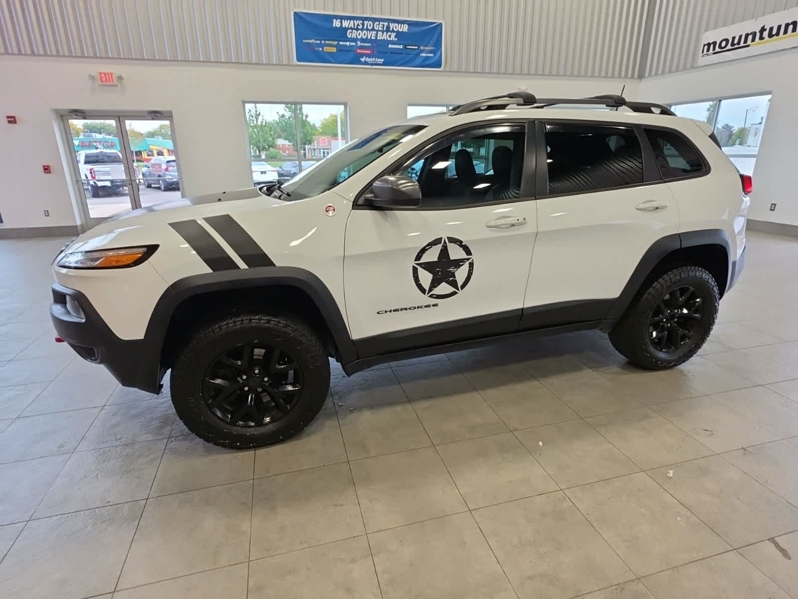 Used 2017 Jeep Cherokee Trailhawk w/ Comfort & Convenience Group AWD/4WD image 12