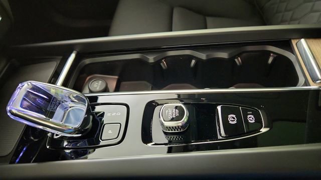 New 2026 Volvo XC60 T8 Plus w/ Climate Package PRO AWD/4WD image 17