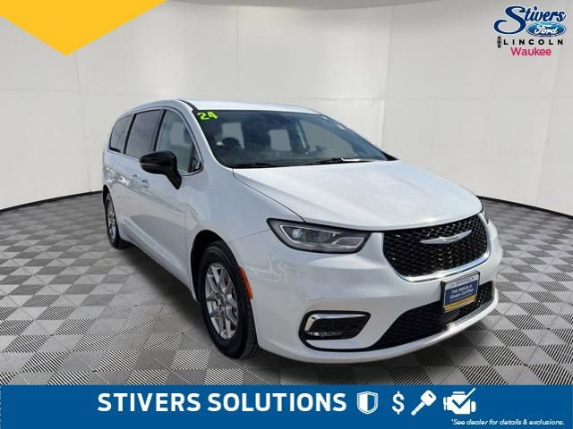 Used 2024 Chrysler Pacifica Touring-L image 3