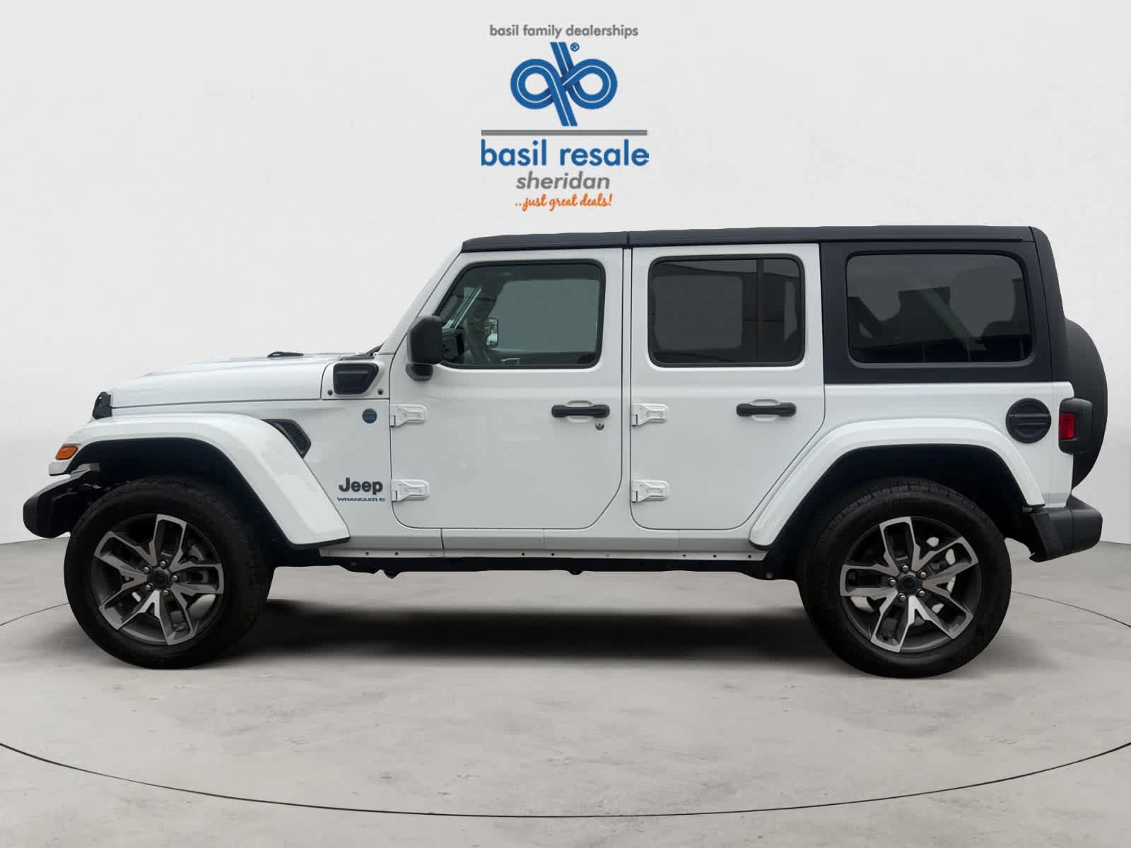 Used 2024 Jeep Wrangler Unlimited AWD/4WD image 3