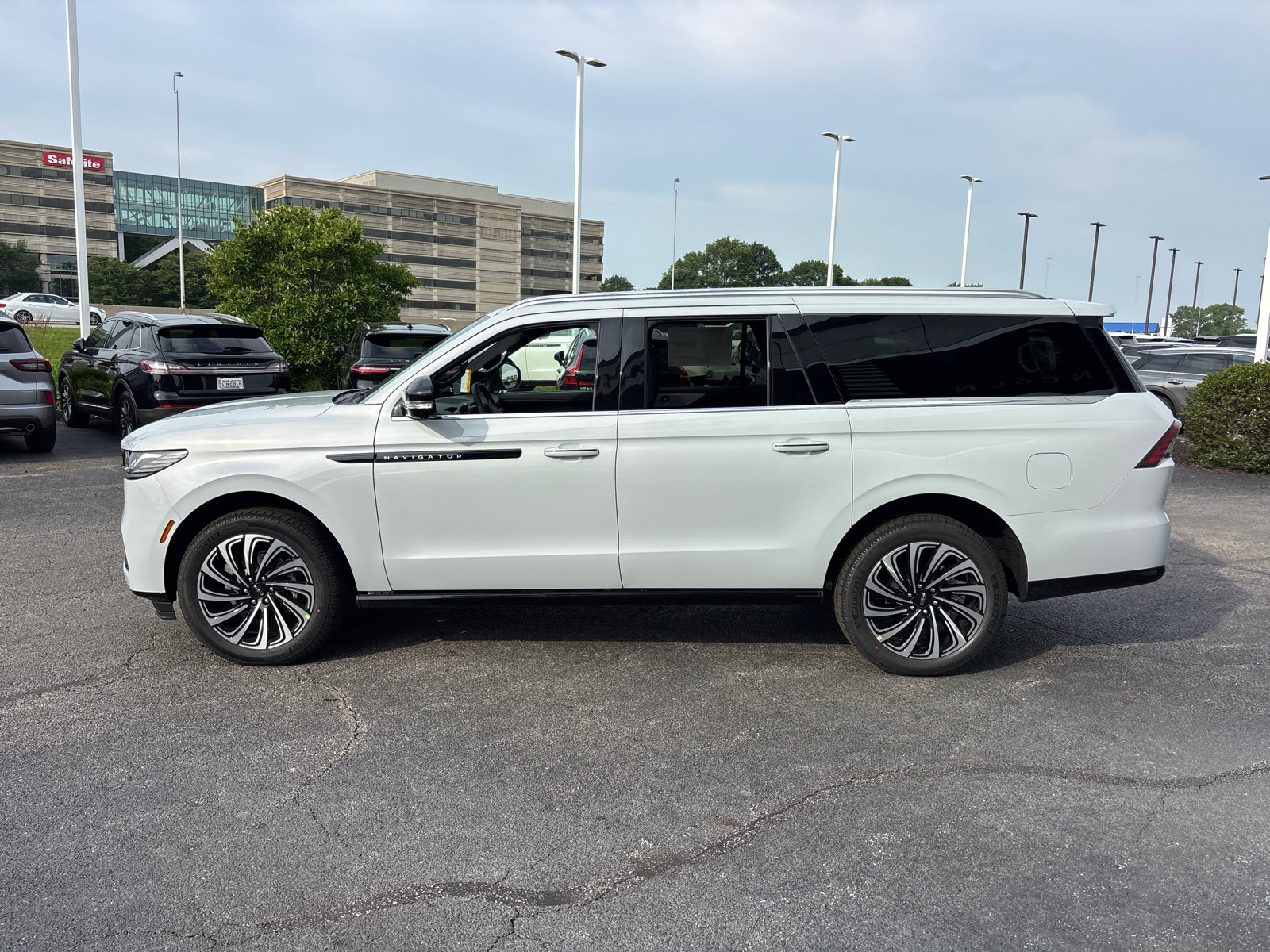 New 2026 Lincoln Navigator L Black Label AWD/4WD image 4