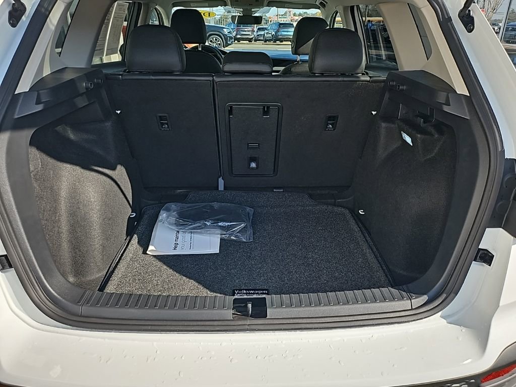 Certified 2025 Volkswagen Taos SE image 12