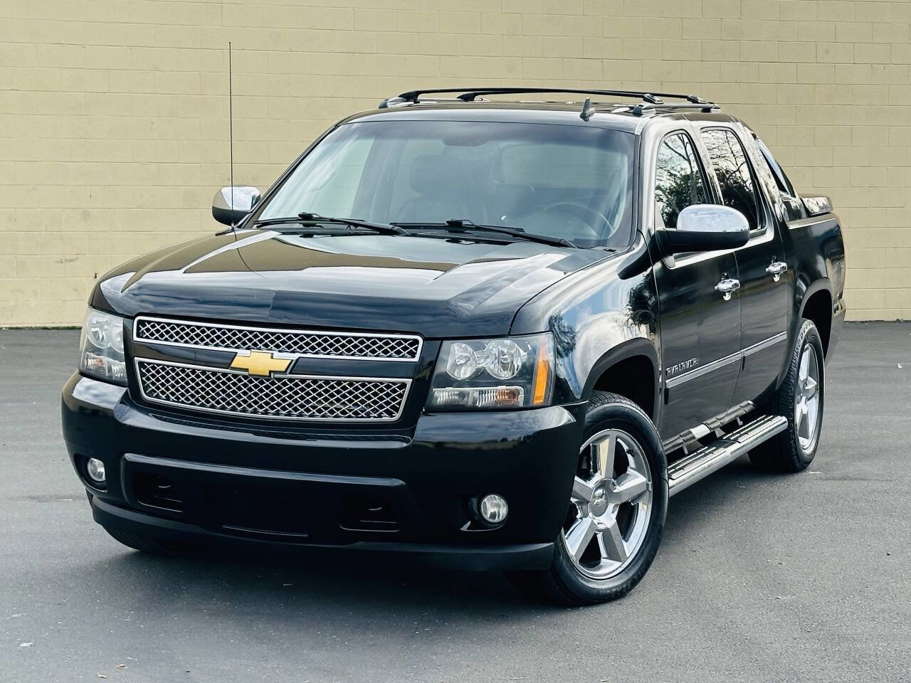 Used 2013 Chevrolet Avalanche LTZ image 4