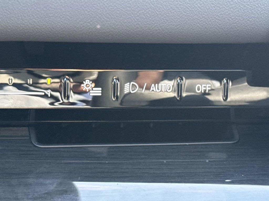 Used 2025 BMW 530i xDrive w/ Premium Package image 17