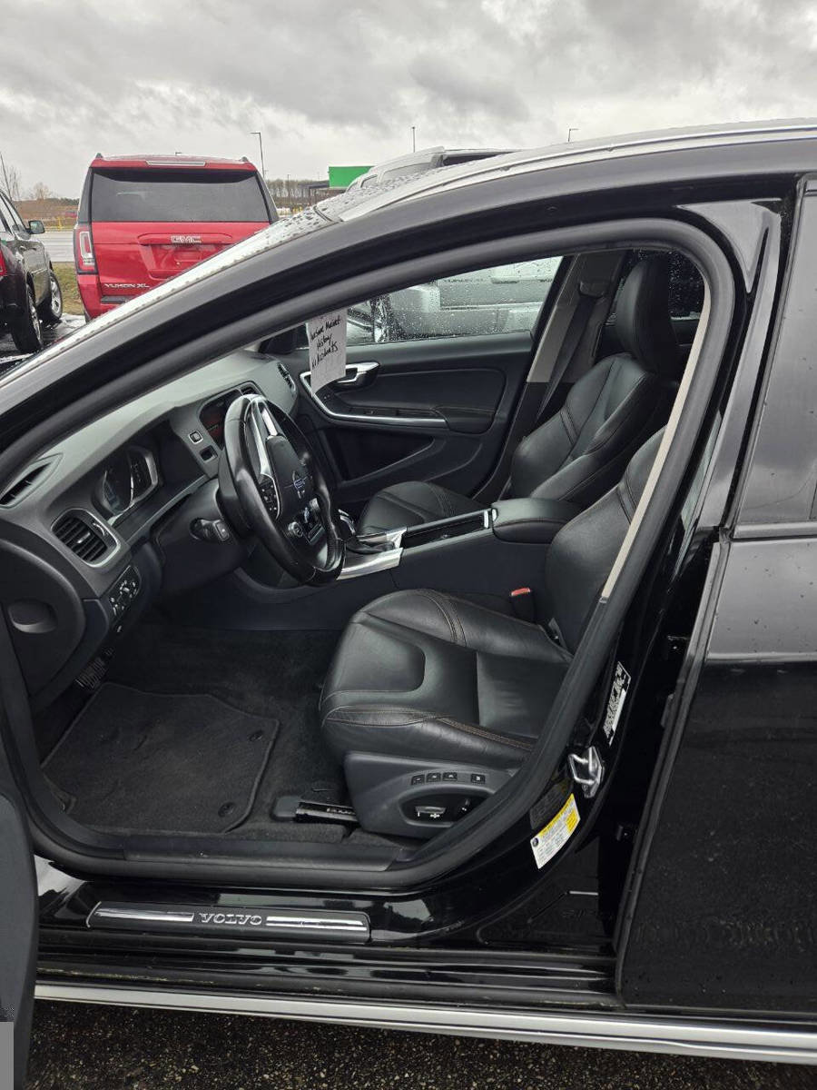 Used 2016 Volvo V60 T5 Cross Country image 2