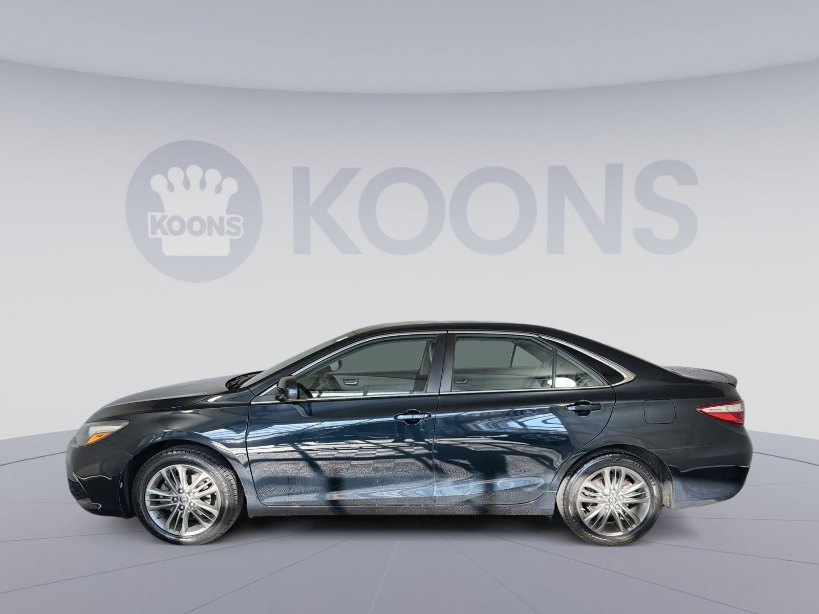 Used 2017 Toyota Camry SE image 2