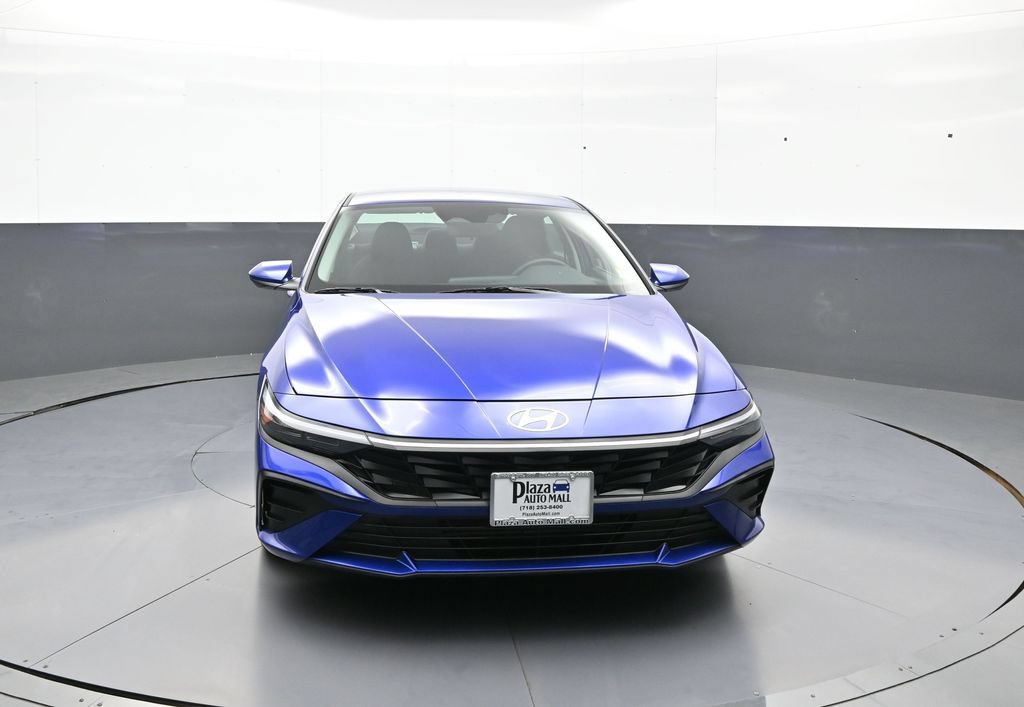 Certified 2025 Hyundai Elantra SE FWD image 2