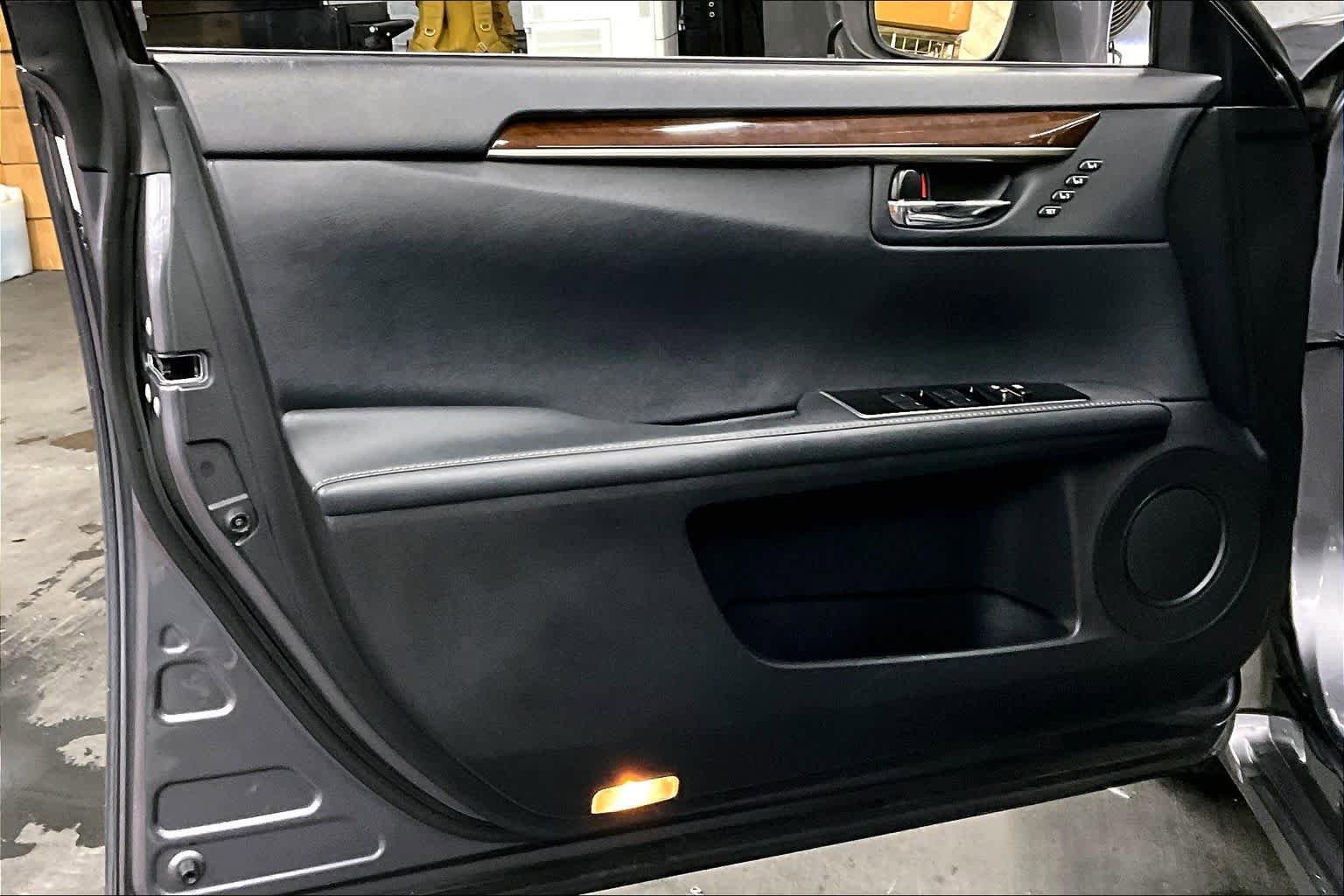 Used 2016 Lexus ES 300h w/ Luxury Package w/Wood Trim FWD image 21