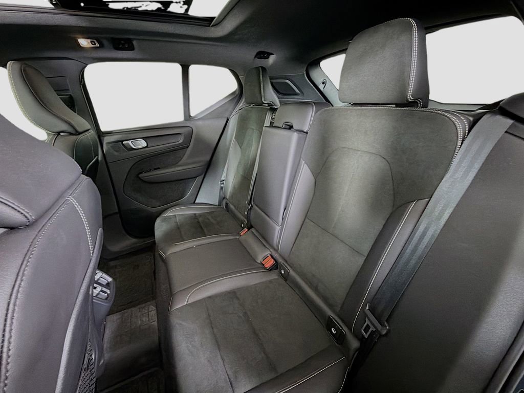 Used 2022 Volvo XC40 T5 R-Design w/ Advanced Package image 21