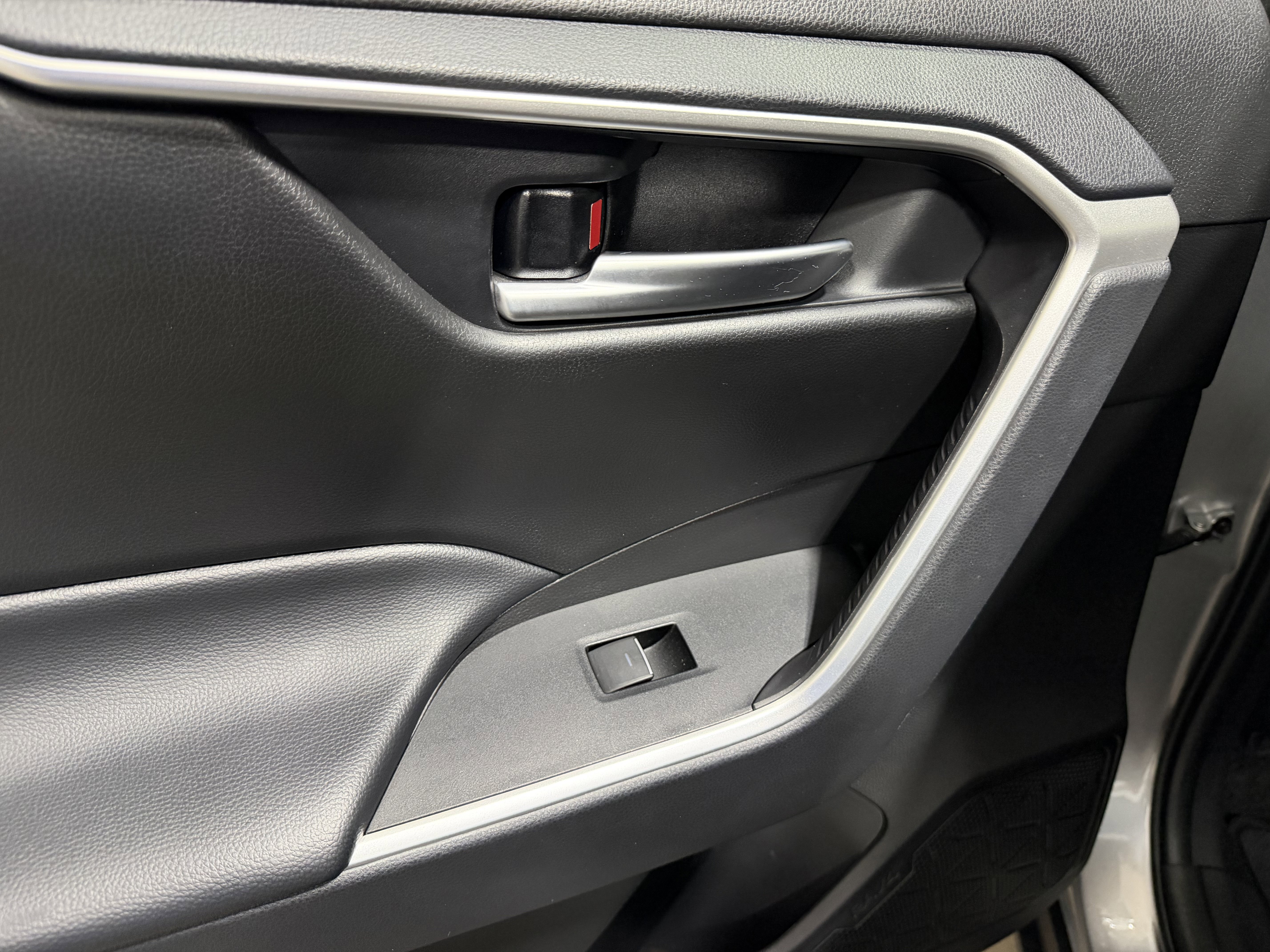 Used 2025 Toyota RAV4 XLE Premium image 24