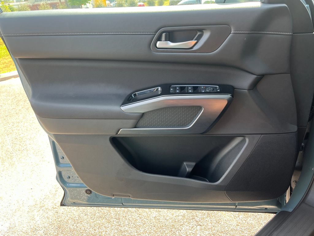 New 2026 Nissan Pathfinder SL FWD image 11