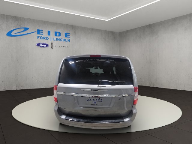 Used 2015 Chrysler Town & Country S FWD image 9