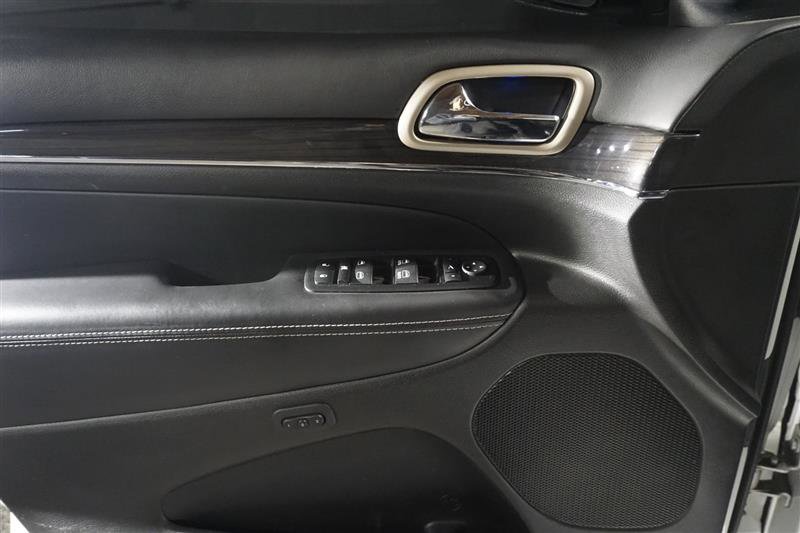 Used 2017 Jeep Grand Cherokee Overland w/ Jeep Active Safety Group image 12