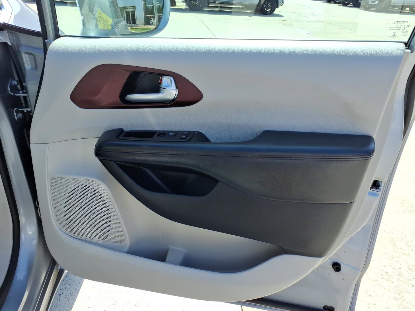 Used 2020 Chrysler Pacifica Limited image 7
