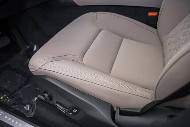 New 2026 Volvo XC90 B6 Plus w/ Protection Package Premier image 32