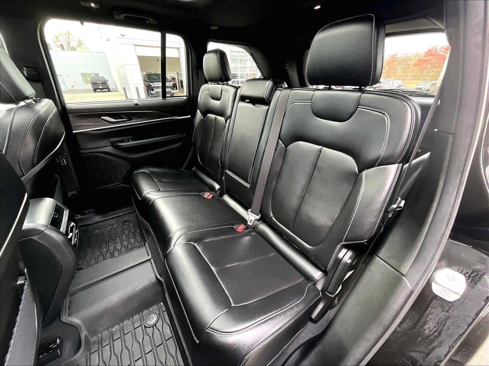 Used 2024 Jeep Grand Cherokee Limited w/ Luxury Tech Group II AWD/4WD image 15