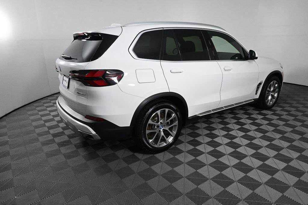 Used 2025 BMW X5 xDrive50e AWD/4WD image 23