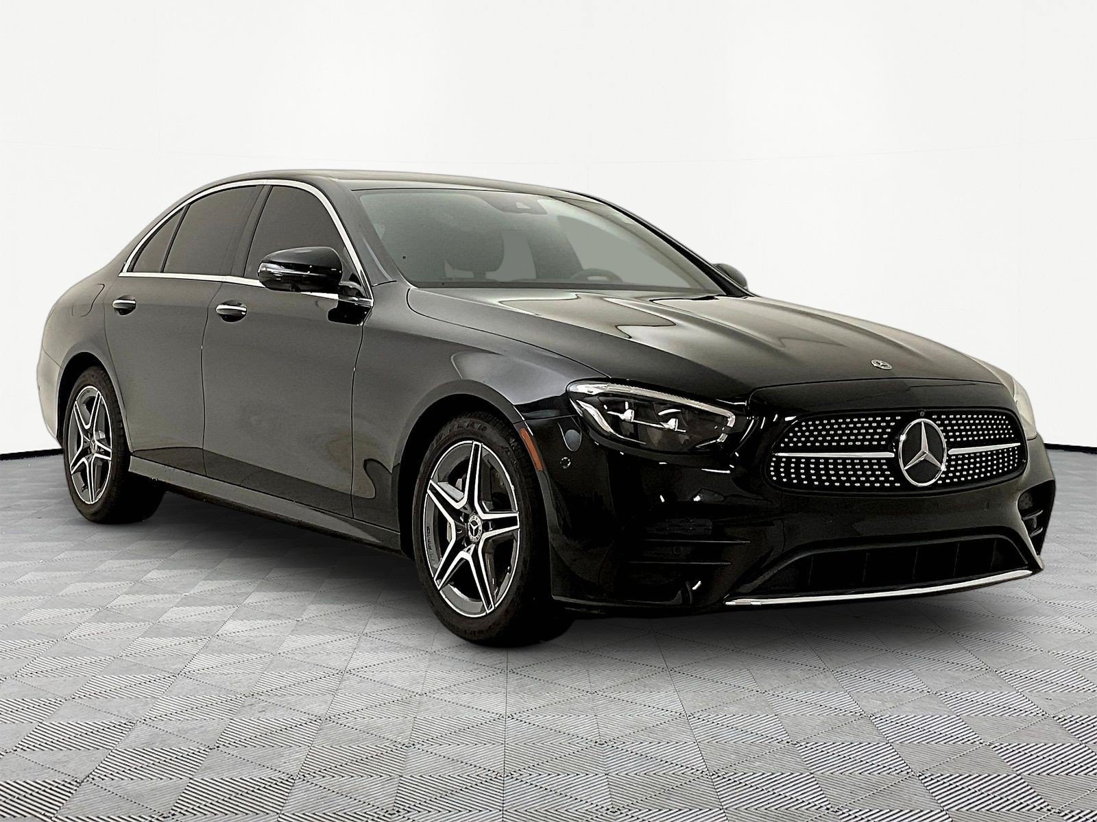 Used 2023 Mercedes-Benz E 350 4MATIC Sedan image 3